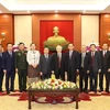 Tổng Bí thư Nguyễn Phú Trọng và Đại sứ Đặc mệnh toàn quyền nước Cộng hòa Dân chủ Nhân dân Lào Sengphet Houngboungnuang cùng các đại biểu chụp ảnh chung. (Ảnh: Trí Dũng/TTXVN)