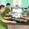 Người dân giao nộp vũ khí cho Công an xã Ia Dom, huyện biên giới Đức Cơ, tỉnh Gia Lai. (Ảnh: TTXVN phát)
