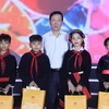 Chủ tịch nước Võ Văn Thưởng tặng quà cho các cháu thiếu nhi tại Đêm hội Thành Tuyên năm 2023. (Ảnh: Thống Nhất/TTXVN)