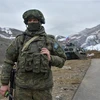 Binh sỹ Gìn giữ Hòa bình Nga gác tại một trạm kiểm soát trên tuyến đường ở thị trấn Stepanakert. (Ảnh: AFP/TTXVN)