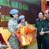 Thượng tướng Phùng Sĩ Tấn, Phó Tổng Tham mưu trưởng Quân đội Nhân dân Việt Nam động viên các sỹ quan lên đường làm nhiệm vụ. (Ảnh: An Đăng/TTXVN)