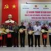 Thứ trưởng Bộ Công an Lương Tam Quang, lãnh đạo tỉnh Hà Tĩnh và nhà tài trợ Tập đoàn BRG, Ngân hàng SeABank trao tặng quà và biểu trưng chìa khóa nhà cho các hộ dân ở huyện Hương Khê. (Ảnh: Hoàng Ngà/TTXVN)