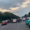 Hình ảnh đoàn xe đạp vây kín xe taxi công nghệ trên đường Võ Nguyên Giáp khiến nhiều người bức xúc. (Ảnh do công an cung cấp)
