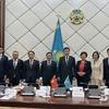Phó Chủ tịch Quốc hội Nguyễn Khắc Định và Chủ tịch Hạ viện Kazakhstan Erlan Zhakanovich Koshanov cùng các đại biểu hai nước tham dự hội đàm. (Ảnh: TTXVN phát)