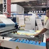 Đơn vị sản xuất giới thiệu công nghệ hiện đại trong ngành in ấn tại Triển lãm. (Ảnh: Mỹ Phương/TTXVN)