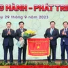 Phó Thủ tướng Trần Hồng Hà trao Cờ thi đua đơn vị xuất sắc trong phong trào thi đua yêu nước, năm 2022 cho Ủy ban Quản lý Vốn Nhà nước tại Doanh nghiệp. (Ảnh: An Đăng/TTXVN)