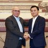Ông Bùi Xuân Cường (phải), Phó Chủ tịch Ủy ban Nhân dân Thành phố Hồ Chí Minh tiếp ông Rene Antonio Mesa Villafana, Bộ trưởng Bộ Xây dựng Cuba. (Ảnh: Xuân Khu/TTXVN)