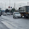 Trên Quốc lộ 51 đoạn qua thị xã Phú Mỹ, nhiều đoạn vạch kẻ đường đã bị mất giữa làn đường dành cho ôtô và xe gắn máy, lưu lượng xe đi qua nhiều khiến đây là 'điểm nóng' về tai nạn giao thông. (Ảnh: Hoàng Nhị/TTXVN)