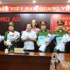 Ông Nguyễn Văn Út, Chủ tịch Ủy ban Nhân dân tỉnh Long An, trao thưởng cho các tập thể. (Ảnh: TTXVN phát)