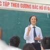 Nhà giáo Ưu tú Bùi Văn Phúc, Phó Hiệu trưởng Trường THPT Chuyên Hà Nội-Amsterdam trong một giờ lên lớp. (Ảnh: Thanh Tùng/TTXVN)