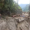 Một tuyến đường bị sạt lở sau trận lũ quét ở bang miền núi Sikkim ngày 5/10. (Ảnh: AFP/TTXVN)