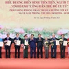 Thủ tướng Phạm Minh Chính và Bí thư Thành ủy Hà Nội Đinh Tiến Dũng trao danh hiệu 'Công dân Thủ đô Ưu tú' năm 2023 cho các cá nhân. (Ảnh: Dương Giang/TTXVN)