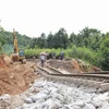 Công ty Cổ phần Đường sắt Yên Lào huy động nhân lực tiếp tục thực hiện các hạng mục gia cố nền đường. (Ảnh: Tuấn Anh/TTXVN)