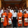 Bí thư Tỉnh ủy Lâm Văn Mẫn cùng đoàn cán bộ của tỉnh tặng quà và chúc mừng Lễ Sene Dolta năm 2023 tại 5 điểm chùa Phật giáo Nam tông Khmer trên địa bàn huyện Long Phú, tỉnh Sóc Trăng. (Ảnh Tuấn Phi/TTXVN)
