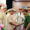 Thiếu tướng Nguyễn Thanh Tùng, Phó Giám đốc Công an thành phố Hà Nội trao các quyết định bổ nhiệm. (Ảnh: TTXVN phát)