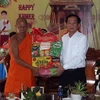 Bí thư Tỉnh ủy Kiên Giang Đỗ Thanh Bình thăm, tặng quà chùa Cà Nhung, huyện Gò Quao. (Ảnh: Lê Sen/TTXVN)