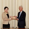 Phó Chủ tịch UBND Thành phố Hồ Chí Minh Võ Văn Hoan tặng quà đối ngoại cho bà Trương Quốc Trí, Phó Thị trưởng thành phố Trùng Khánh của Trung Quốc. (Ảnh: Xuân Khu/TTXVN)