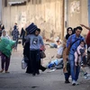 Người dân di dời khỏi thành phố Gaza nhằm tránh xung đột giữa quân đội Israel và phong trào Hamas, ngày 13/10. (Ảnh: THX/TTXVN)