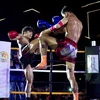 Võ sỹ Nguyễn Trần Duy Nhất - găng đỏ - trong trận tranh đai vô địch IPCC hạng 60kg Nam với võ sỹ người Thái Lan Chaiwat Sungnoi - găng xanh. (Ảnh: Thanh Vũ/TTXVN)