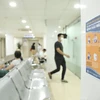 Thông điệp phòng, chống dịch bệnh đậu mùa khỉ được dán tại một bệnh viện. (Ảnh: Minh Quyết/TTXVN)