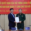 Thứ trưởng Bộ Nội vụ Nguyễn Duy Thăng trao quyết định bổ nhiệm cho Đại tá Phạm Hải Trung. (Nguồn: Quân đội Nhân dân)