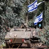 Binh sỹ và xe quân sự Israel di chuyển tại thị trấn Kiryat Shmona, gần biên giới với Liban ngày 16/10. (Ảnh: AFP/TTXVN)