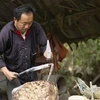 Nghệ nhân người Mông tỉnh Điện Biên thực hành nghề rèn. (Ảnh: Xuân Tư/TTXVN)