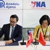 Tổng Giám đốc TTXVN Vũ Việt Trang và Chủ tịch kiêm Giám đốc Điều hành hãng ANADOLU (Thổ Nhĩ Kỳ) ký lại Thỏa thuận Hợp tác Nghiệp vụ giai đoạn mới. (Ảnh: Ngọc Anh/TTXVN)