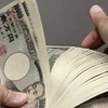Kiểm tiền mệnh giá 10.000 yen tại Tokyo, Nhật Bản. (Ảnh: AFP/TTXVN)