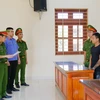 Đại diện Cơ quan Cảnh sát Điều tra Công an huyện Phú Lương đọc lệnh bắt tạm giam lái xe Phạm Quang Ngôi. (Nguồn: Báo Thái Nguyên)