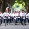 Thủ tướng Phạm Minh Chính cùng Thủ tướng Hà Lan Mark Rutte đạp xe trên phố Phan Đình Phùng. (Ảnh: Dương Giang/TTXVN)