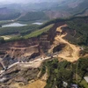 Toàn cảnh đoàn xe vận chuyển rầm rộ trong khu vực mỏ khai thác đất sét làm vật liệu ximăng của Công ty Thành Thắng. (Ảnh: Trọng Đạt/TTXVN)
