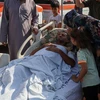 Người bị thương chờ được đưa tới các bệnh viện ở Ai Cập qua cửa khẩu Rafah ngày 1/11. (Ảnh: THX/TTXVN)