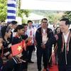 Chủ tịch nước Võ Văn Thưởng với người dân tại Liên khu dân cư xã Suối Trai, huyện Sơn Hòa. (Ảnh: Thống Nhất/TTXVN)