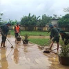Lực lượng bộ đội hỗ trợ dọn bùn đất tại Trường Tiểu học và Trung học Cơ sở Cam Tuyền, huyện Cam Lộ, tỉnh Quảng Trị. (Ảnh: TTXVN phát)