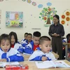 Giáo viên, phụ huynh và học sinh thành phố Hà Tĩnh hưởng ứng chương trình 'Ngày Chủ nhật không dạy thêm, học thêm.' (Ảnh: Hoàng Ngà/TTXVN)