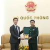 Đại tướng Phan Văn Giang tặng quà lưu niệm ông Julien Guerrier. (Ảnh: Hồng Pha/TTXVN phát)