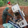 Lực lượng của Bộ Chỉ huy Quân sự tỉnh Quảng Trị tiến hành xử lý an toàn quả bom lớn. (Ảnh: TTXVN phát)