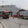 Phương tiện chở hàng thông quan qua luồng xuất nhập khẩu tại Cửa khẩu Chi Ma ở Lạng Sơn. (Ảnh: Quang Duy/TTXVN)