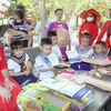 Đoàn Kiều bào từ 22 quốc gia tặng sách và quà cho trẻ em trên đảo Trường Sa. (Ảnh: Thu Phương/TTXVN)