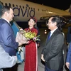 Bộ trưởng Bộ Khoa học và Công nghệ Huỳnh Thành Đạt đón Thủ tướng Cộng hòa Belarus Roman Golovchenko tại sân bay Nội Bài. (Ảnh: Minh Đức/TTXVN)