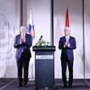 Phó Chủ tịch Ủy ban Nhân dân Thành phố Hồ Chí Minh Võ Văn Hoan và ông Keijo Norvato (trái), Đại sứ Phần Lan tại Việt Nam tại buổi lễ. (Ảnh: Xuân Khu/TTXVN)