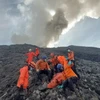 Lực lượng cứu hộ Indonesia chuyển nạn nhân khỏi hiện trường núi lửa Marapi phun trào ở Agam, Tây Sumatra. (Ảnh: AFP/TTXVN)