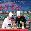 'Siêu đầu bếp' Đỗ Quang Long (áo sẫm) trình bày món nước sốt sâm dây. (Ảnh: Cao Nguyên/TTXVN)