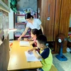 Đại diện Hội Phụ nữ phường An phụ, thị xã Kinh Môn, tỉnh Hải Dương thăm hỏi, động viên 2 con đỡ đầu ở Khu Dân cư An Lăng. (Ảnh: Mạnh Tú/TTXVN)