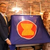 Đại sứ Việt Nam Vũ Quang Minh trao cờ ASEAN và chuyển giao vai trò Chủ tịch luân phiên Ủy ban ASEAN tại Berlin (BAC) cho Đại sứ Brunei Pengiran Krtini Pengiran Tahir. (Ảnh: Thu Hằng/TTXVN)