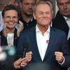 Ông Donald Tusk (phía trước) phát biểu trước những người ủng hộ tại Warsaw, ngày 15/10/2023. (Ảnh: AFP/TTXVN)