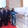 Thủ tướng Phạm Minh Chính và Tổng Bí thư, Chủ tịch nước Trung Quốc Tập Cận Bình tham quan trưng bày những hình ảnh tiêu biểu về quan hệ hai nước. (Ảnh: Dương Giang/TTXVN)