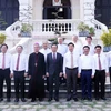 Phó Thủ tướng Trần Lưu Quang chụp ảnh cùng Tổng Giám mục Nguyễn Năng, Chủ tịch Hội Giám mục Việt Nam, Tổng Giám mục Tổng Giáo phận Thành phố Hồ Chí Minh. (Ảnh: Xuân Khu/TTXVN)
