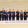 Thủ tướng Nhật Bản Kishida Fumio và Trưởng đoàn các nước ASEAN tham dự Hội nghị Cấp cao kỷ niệm 50 năm quan hệ ASEAN-Nhật Bản. (Ảnh: Dương Giang/TTXVN)